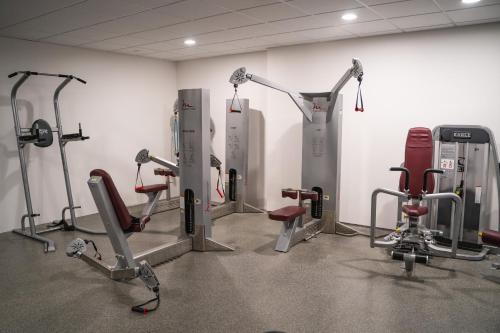 a gym with several treadmills and cardio machines at Hótel Dyrhólaey in Vík