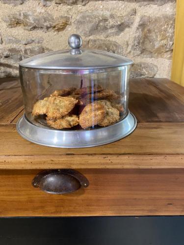 een bak met voedsel erin op een tafel bij Chambres et table d'hôtes Le cèdre Aveyron in Sainte-Croix