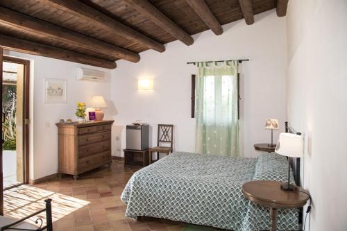 a bedroom with a bed and a dresser at Pozzo Di Mazza in Siracusa