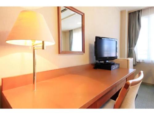 a desk with a lamp and a television on it at Fuji Green Hotel - Vacation STAY 18923v in Fuji