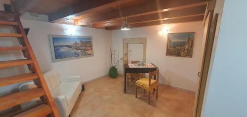 Pokój z biurkiem i schodami w pokoju w obiekcie Casa Vacanze Mastrarua 150 w Syrakuzach