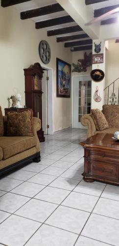 a living room with two couches and a coffee table at CASA DE HUESPEDES CASA BONITA in La Lima
