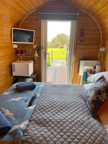 Säng eller sängar i ett rum på Sea and Mountain View Luxury Glamping Pods Heated