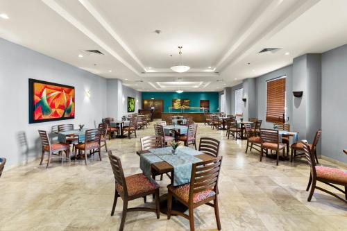 a dining room with tables and chairs at Hotel Aeropuerto Los Cabos in San José del Cabo