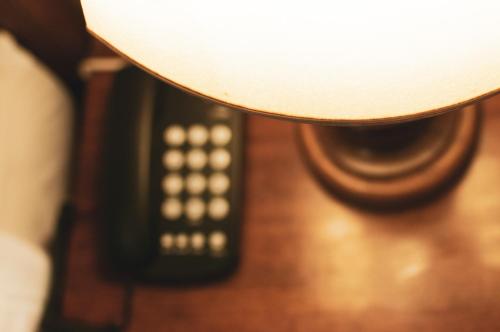 a remote control sitting on top of a wooden table at Pousada Richard Rothe in Tiradentes