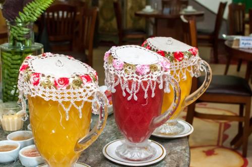 two vases filled with drinks on a table at Pousada Richard Rothe in Tiradentes