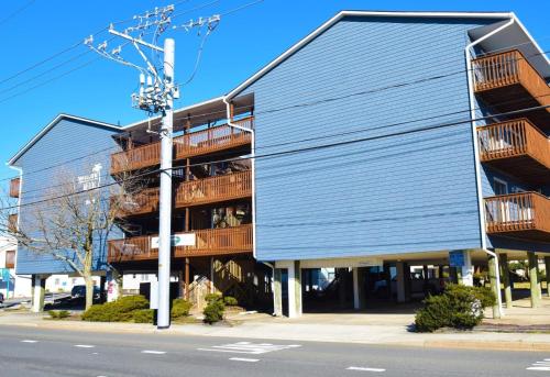 オーシャンシティにあるBlaire Isle 101N Condoの通り側のバルコニー付き建物