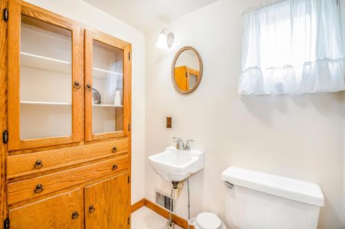 ein Badezimmer mit einem WC, einem Waschbecken und einem Spiegel in der Unterkunft Royal Retreat in Grand Beach
