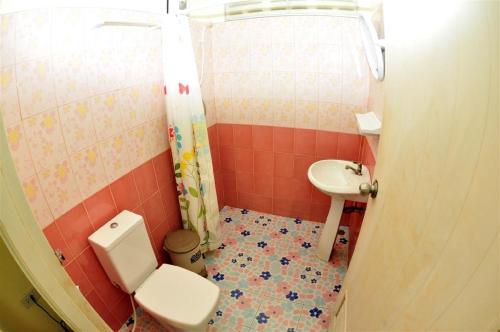 Un baño pequeño con inodoro y lavabo. en Harmony House-SHA Plus, en Islas Phi Phi