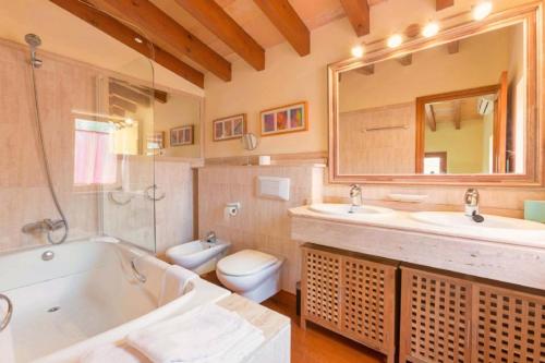 łazienka z 2 umywalkami, wanną i toaletą w obiekcie Villa Luisa by Sealand Villas w mieście Crestatx