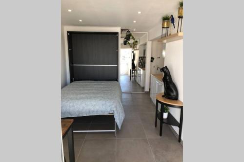 um quarto com uma cama num quarto em Appartement vue mer et port, refait a neuf pour vous ! Climatisé em La Grande-Motte