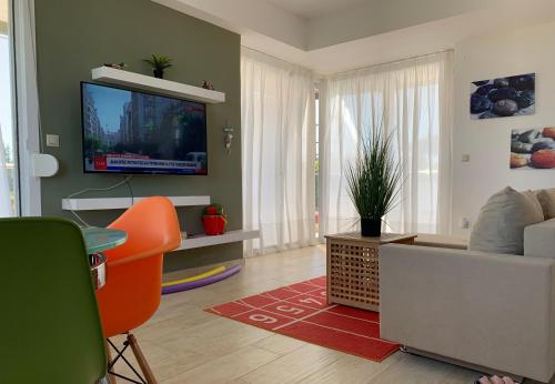 TV a/nebo společenská místnost v ubytování Villa Evita , penthouse, 53m2 ,Athytos 450m from the beach
