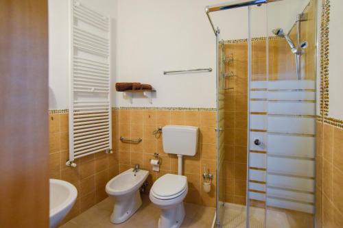 a bathroom with a toilet and a shower and a sink at Casa Marta IUN Q1985 in Nuoro