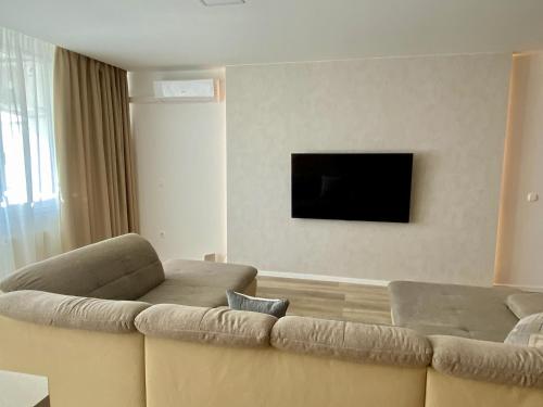 Televízia a/alebo spoločenská miestnosť v ubytovaní Bonita Apartman & Garage