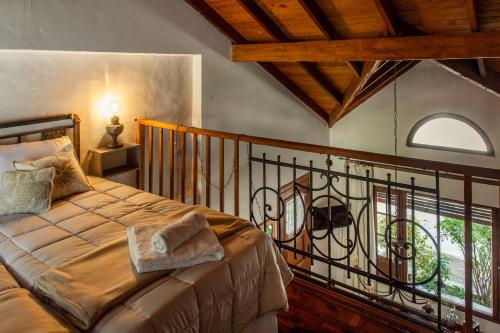 a bedroom with a bed and a balcony at Il TRAMONTO in San Antonio de Areco