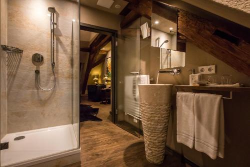 Kylpyhuone majoituspaikassa Farmerhaus-Lodge