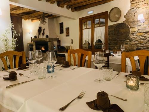 a table with a white table cloth and wine glasses at Caserío de Fatás in Navasa