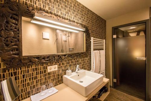 a bathroom with a sink and a mirror at Farmerhaus-Lodge in Groß-Umstadt