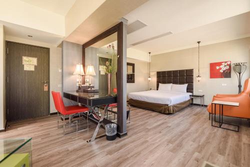 a hotel room with a bed and a desk at Jih Lih Hotel in Magong