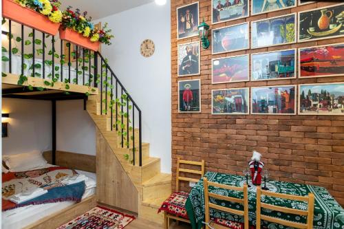 een kamer met een stapelbed en een trap bij Studio Orbeliani in Tbilisi City
