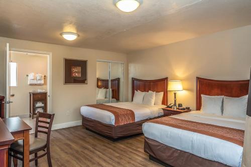 Blu Pacific Hotel tesisinde bir odada yatak veya yataklar