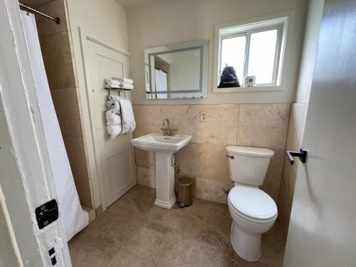 uma casa de banho com um WC e um lavatório em Priest Station Cafe & Cabins em Groveland
