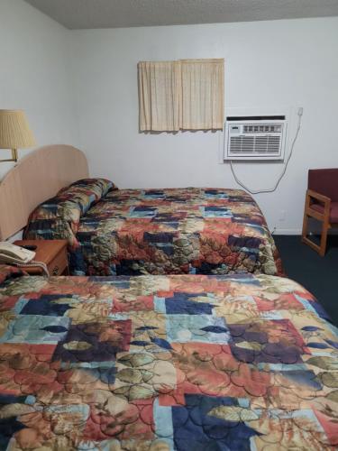 Una cama o camas en una habitación de Relax Inn Ranger