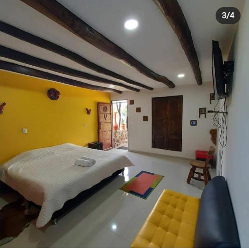FiravitobaにあるGhuRu Hotel Campestreのベッドルーム1室(大型ベッド1台付)が備わります。