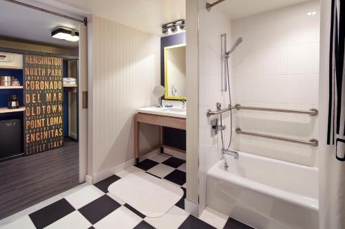 The Bristol Hotel San Diegoにあるバスルーム