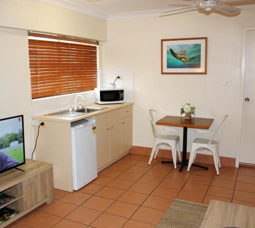 Una cocina o zona de cocina en Lake Central Cairns