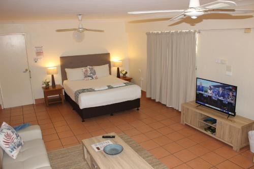 Giường trong phòng chung tại Lake Central Cairns