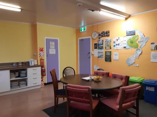 a dining room with a table and chairs at Ariki Backpackers in New Plymouth