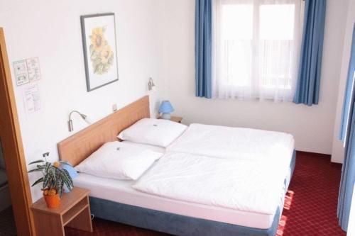 Ein Bett oder Betten in einem Zimmer der Unterkunft Hotel Schillerplatz