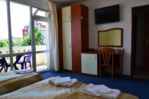 Postel nebo postele na pokoji v ubytování Saint George Family Hotel
