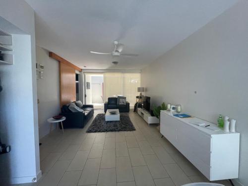 Χώρος καθιστικού στο One Bright Point Euodia Unit 1102