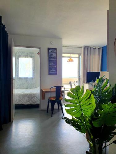 une pièce avec une table et des chaises et une chambre dans l'établissement Appart face à la mer les pieds dans l'eau, à Canet