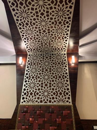 a wall stenciled with a flower pattern on a wall at Beverly villa in Ooty