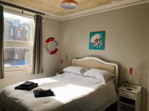 - une chambre avec un lit blanc et une fenêtre dans l'établissement Castle View Apartment- 3rd floor, à Scarborough