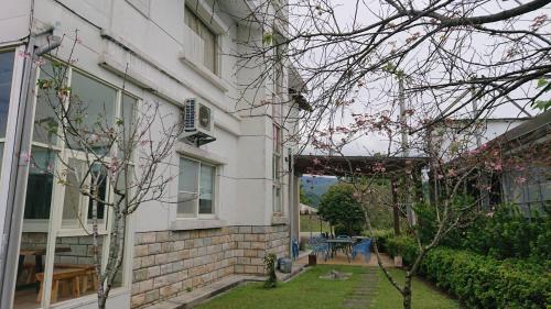 a house with a courtyard with a table and chairs at Star House in Tianfu