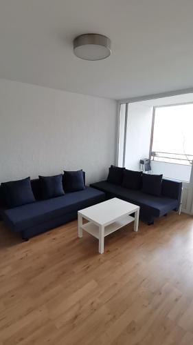 Uma área de estar em 2 Zimmerwohnung Hinrichsring