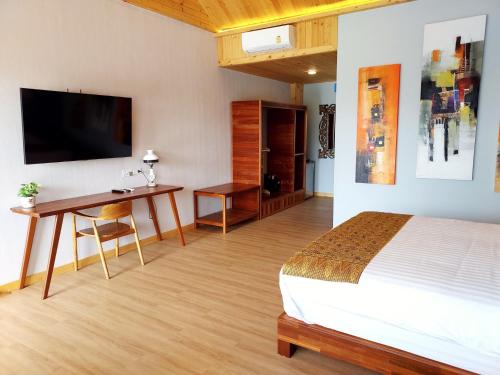 TV a/nebo společenská místnost v ubytování Coconut Garden Retreat