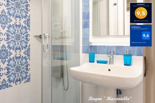uma casa de banho com um lavatório e um chuveiro em B&B Relais Napoli Reale em Nápoles