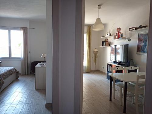 Afbeelding uit fotogalerij van Grand F2 60mq centre Antibes, proche plages, commerces, 2 balcons, parking, train, bus, deco vintage, pet friendly, idéal famille ou 1-2 couples in Antibes