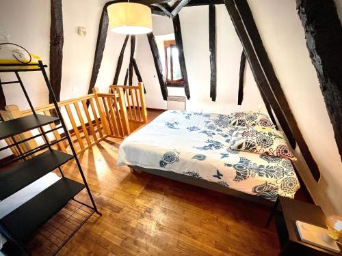 una camera da letto con un letto nell'angolo di una stanza di Cottage du Capiol en Périgord a Cénac-et-Saint-Julien