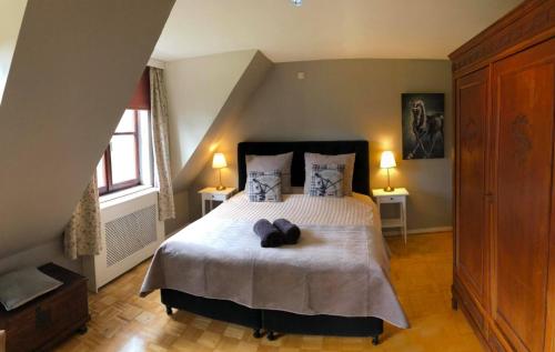 um quarto com uma cama grande e 2 almofadas em Villa Sparadis em Spa