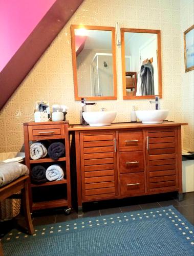 a bathroom with two sinks and a mirror at Villa Sparadis in Spa