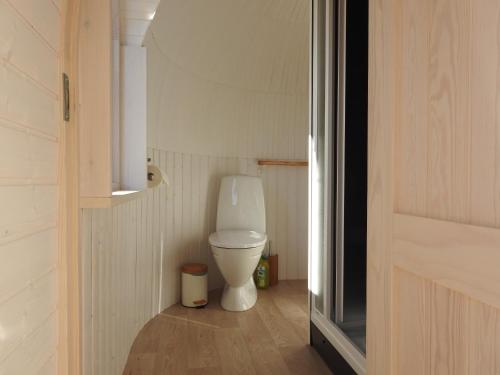 a bathroom with a toilet in a small room at Tiny House De Boet, in Natuurgebied en vlakbij het Strand in Callantsoog