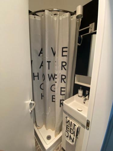 a bathroom with a shower curtain and a sink at Stanza privata con bagno a 15 minuti da Duomo in Sesto San Giovanni