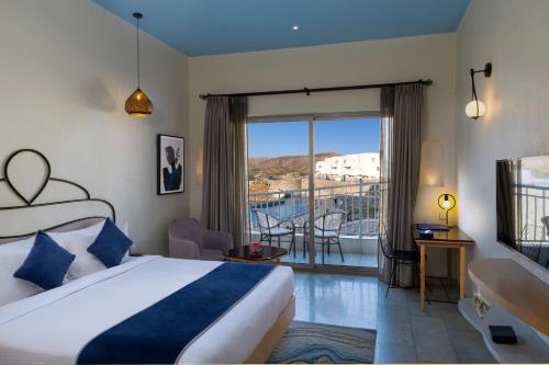 Postel nebo postele na pokoji v ubytování Ramee Royal Resort & Spa - Udaipur