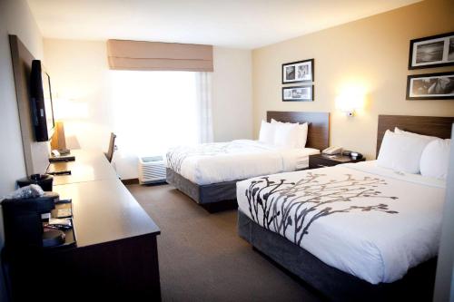 Katil atau katil-katil dalam bilik di Sleep Inn & Suites Moundsville